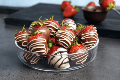 1 1 Strawberry & Chocolate Delight: Perfect Chocolate Covered Strawberries for Every Occasion! 🍓🍫