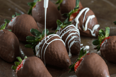 3 1 Strawberry & Chocolate Delight: Perfect Chocolate Covered Strawberries for Every Occasion! 🍓🍫