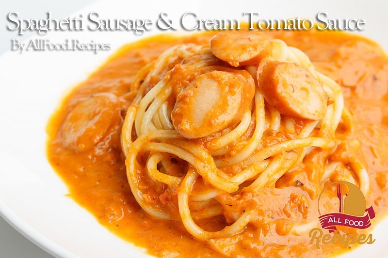 Spaghetti with sausage and tomato sauce